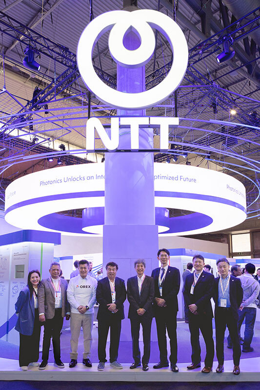 展示会ブース前に並ぶOREX SAIとCOMCLARKスタッフの集合写真