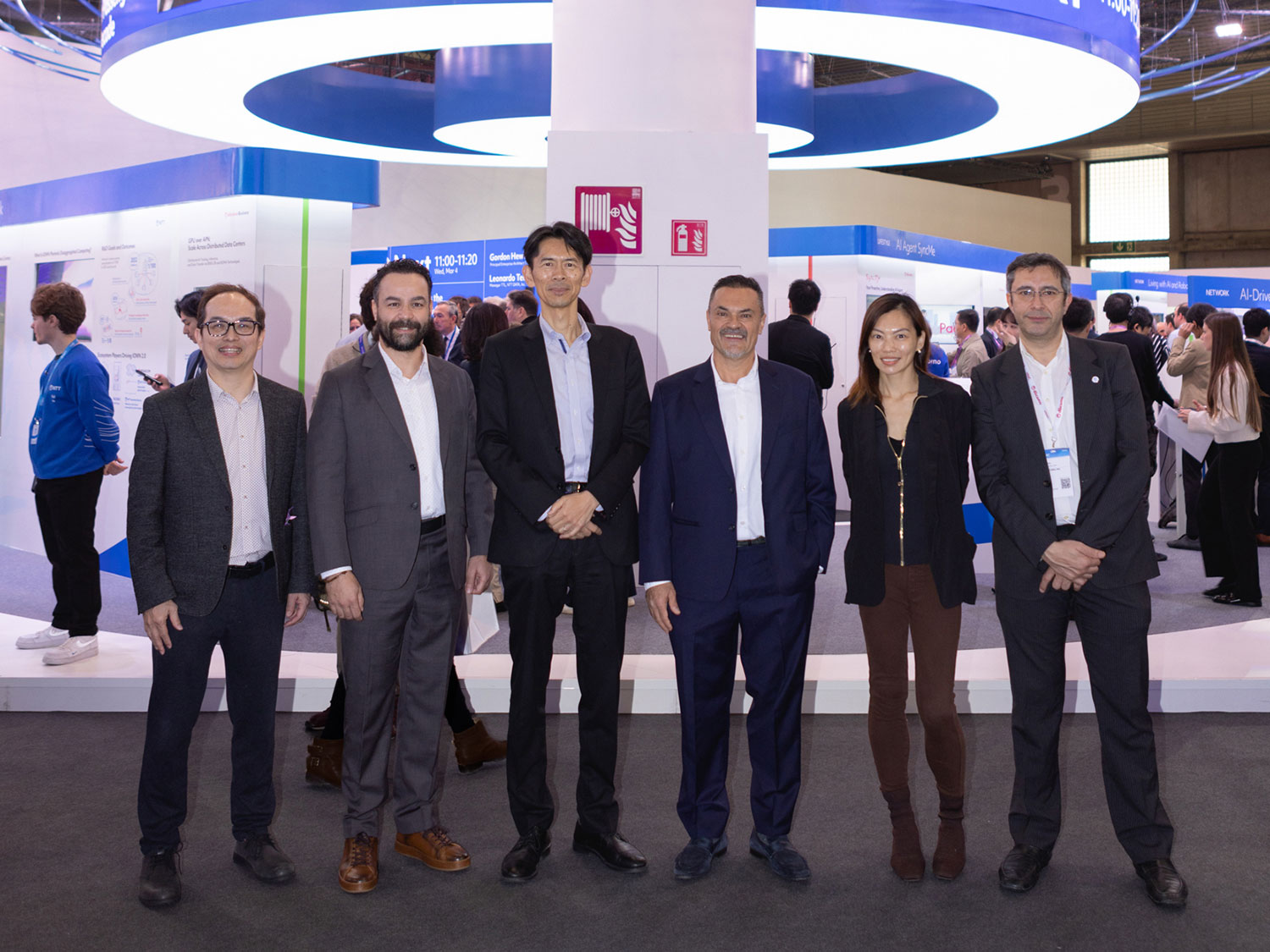 展示会ブース前に並ぶOREX SAIとKCCTech、Palo Alto Networksスタッフの集合写真