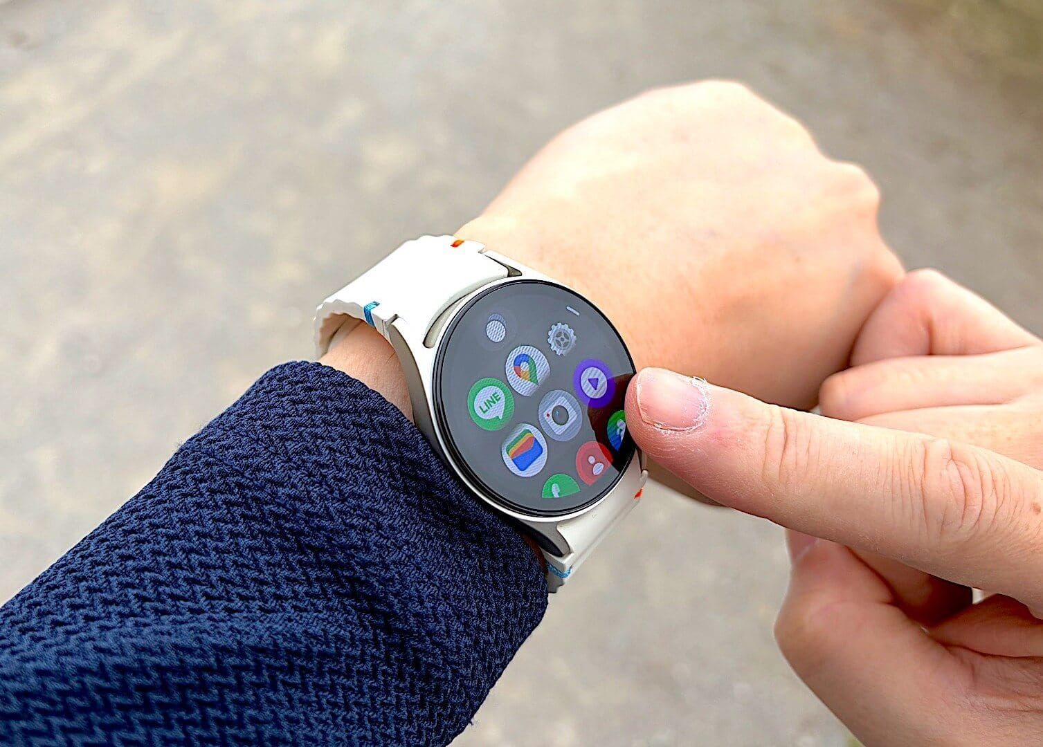 スマートウォッチで調べ物をしている