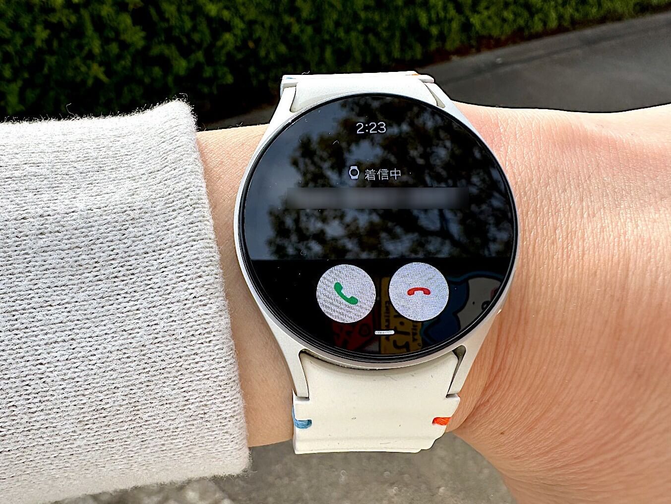 着信を受け取るスマートウォッチの画面
