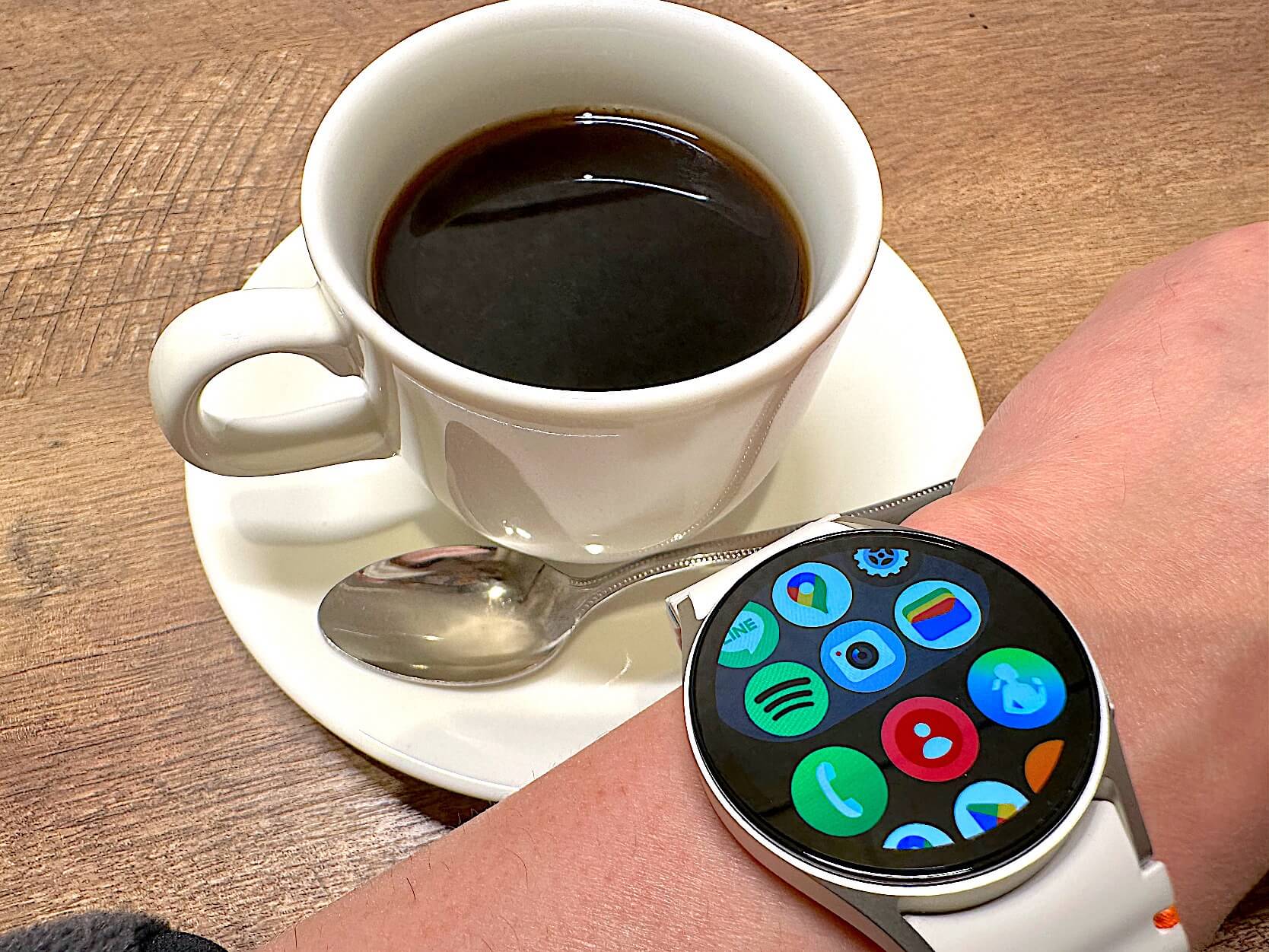 カフェでスマートウォッチを使用する