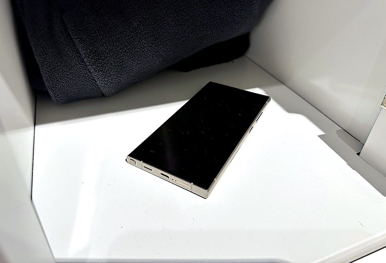 ジムのロッカーにあるスマートフォン