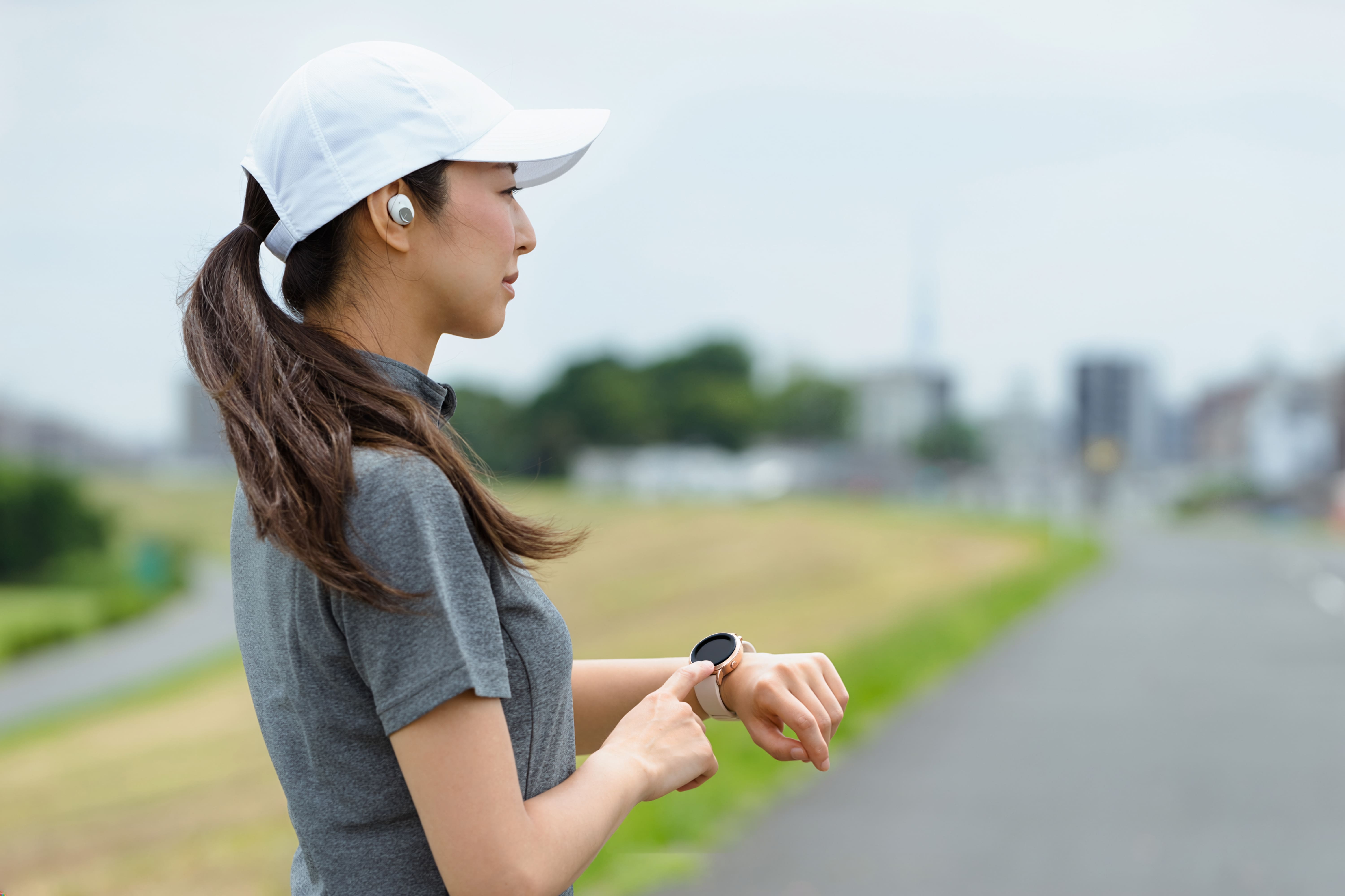 スマートウォッチを手首に装着して運動をしている人