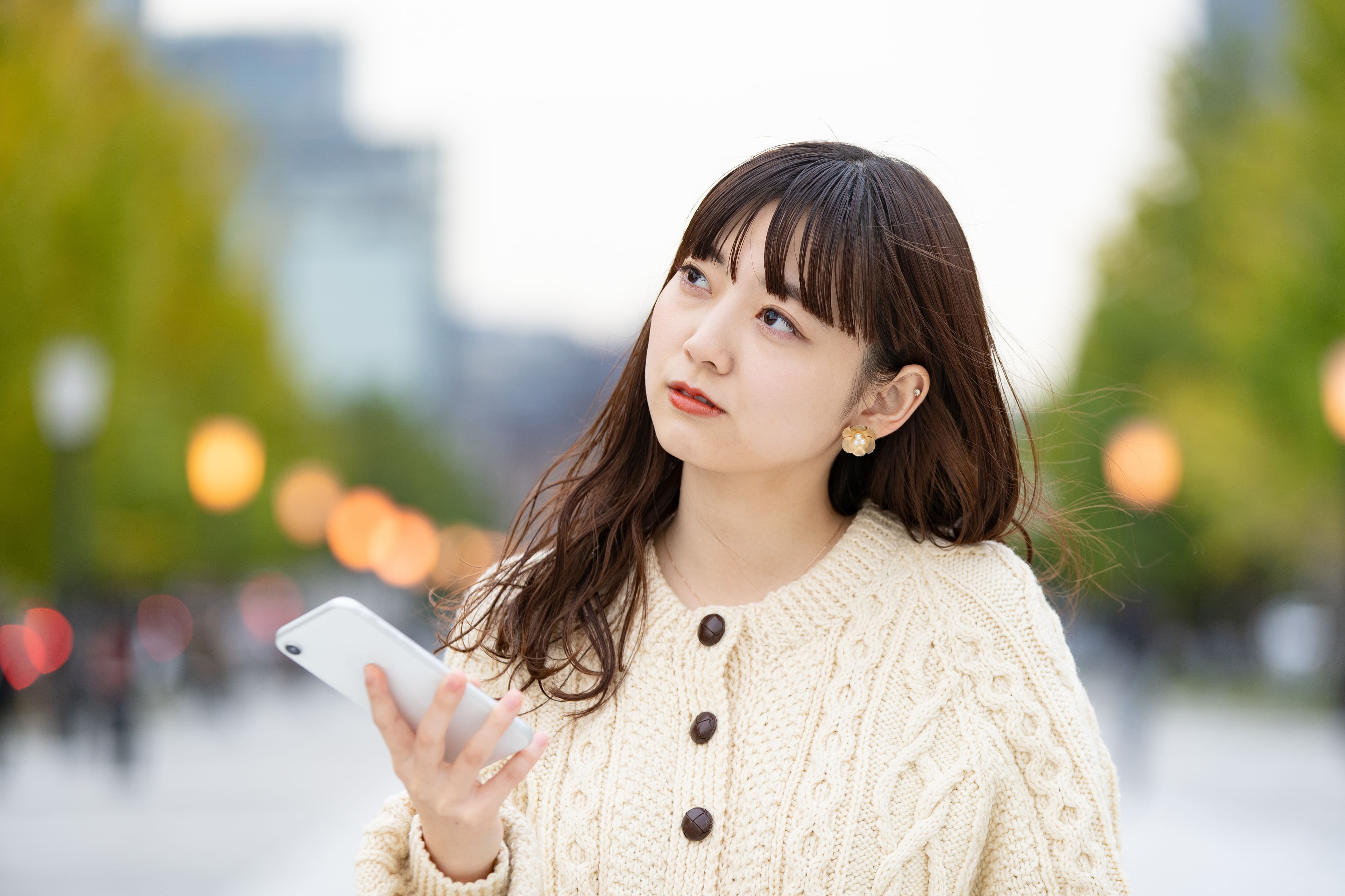 スマートフォンを持って考える人