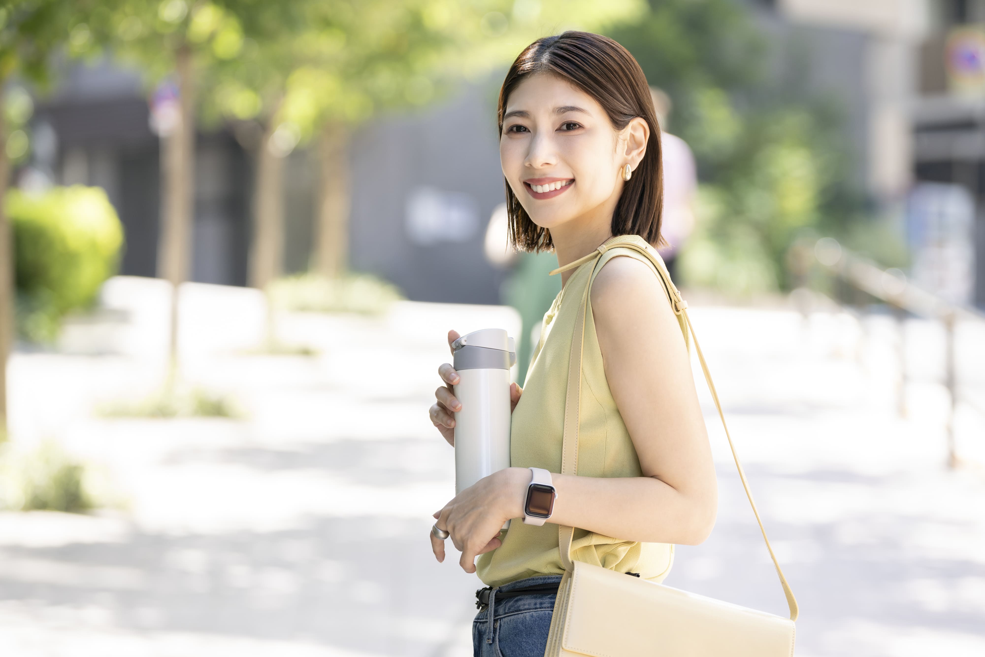 スマートウォッチを身につけてお出かけをする女性