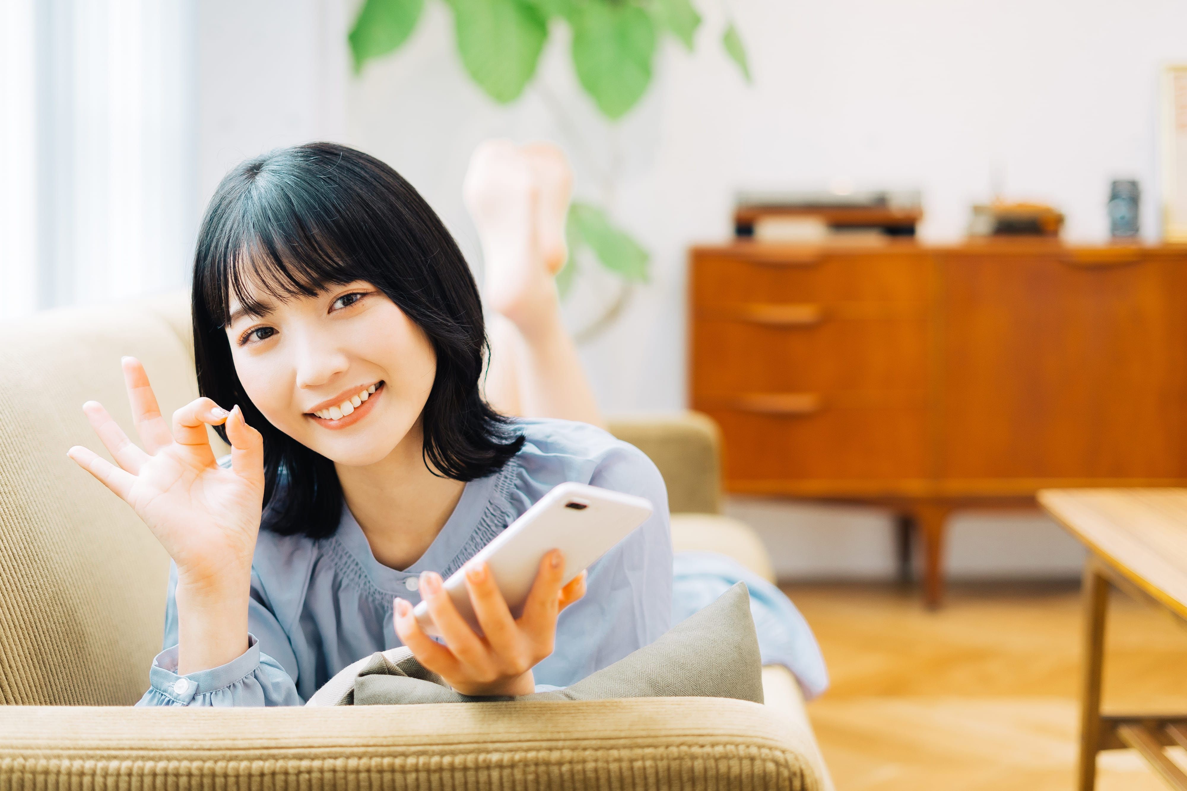 OKマークを作る女性