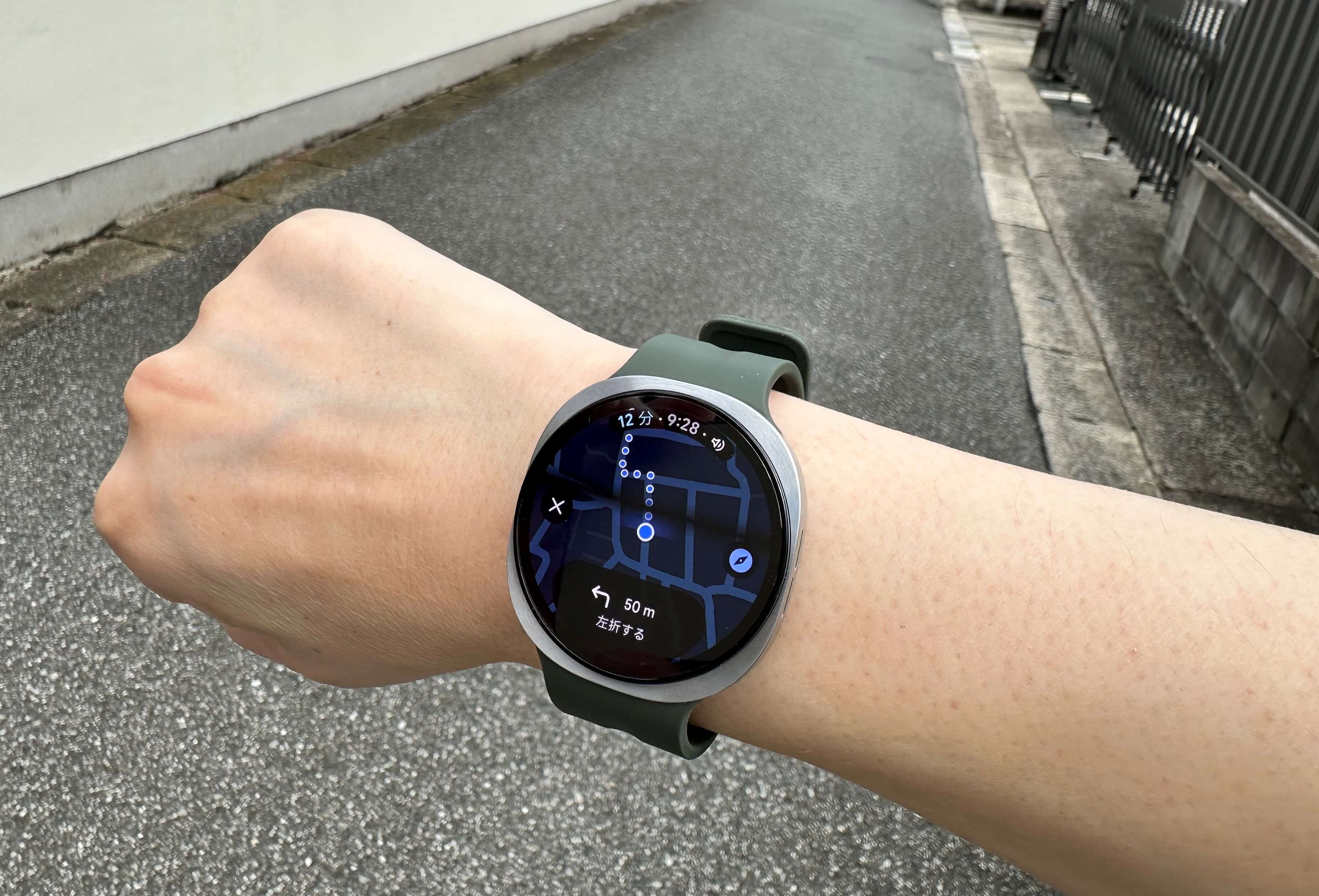 Samsung Galaxy Watchを手首につけている様子