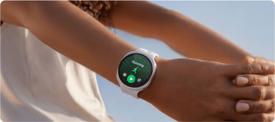 Samsung Galaxy Watchを手首につけている様子
