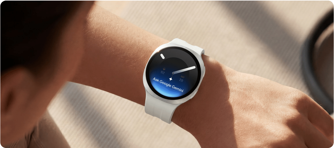 Samsung Galaxy Watchを手首につけている様子