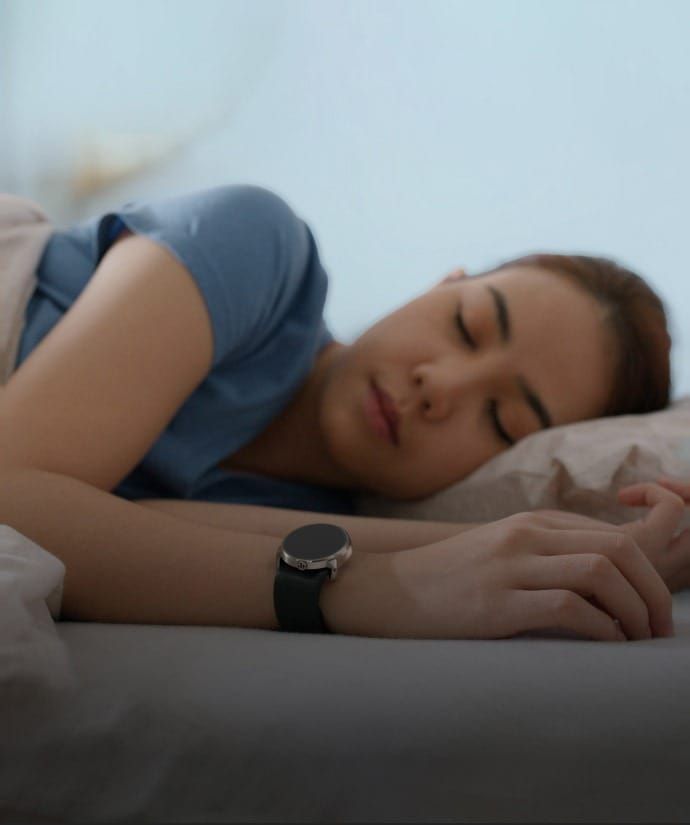 スマートウォッチをつけて眠っている女性