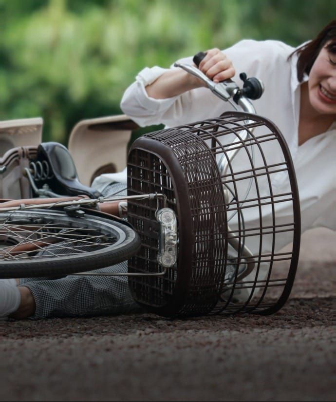 自転車で転倒してしまった女性