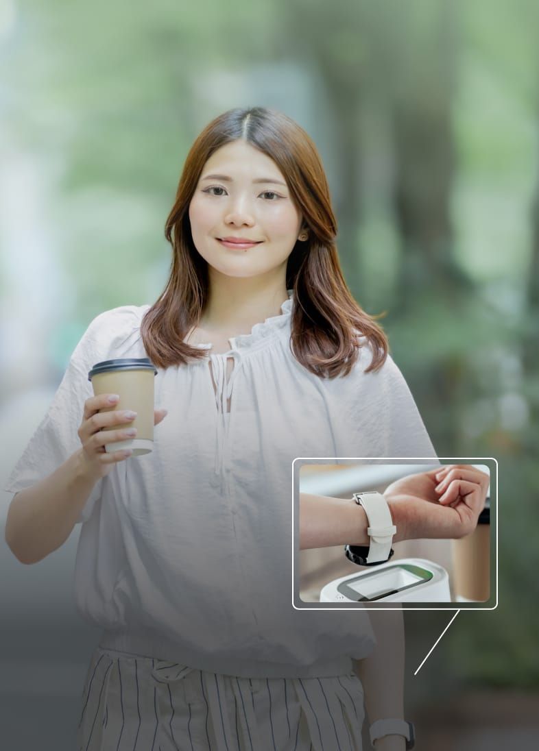 手ぶら散歩のついでにカフェに寄り道。決済はウォッチで。