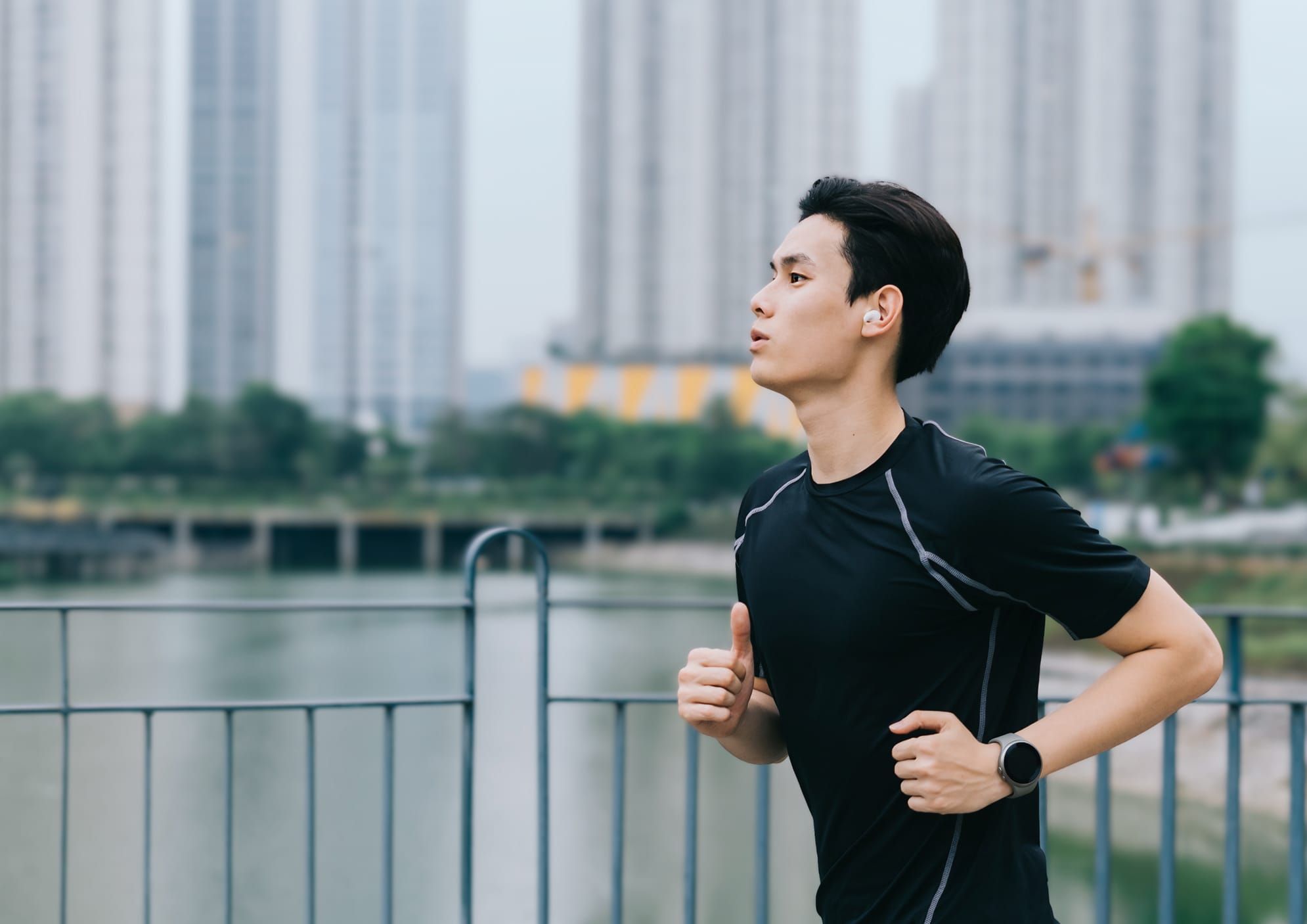 腕にスマートウォッチをつけてランニングをする人