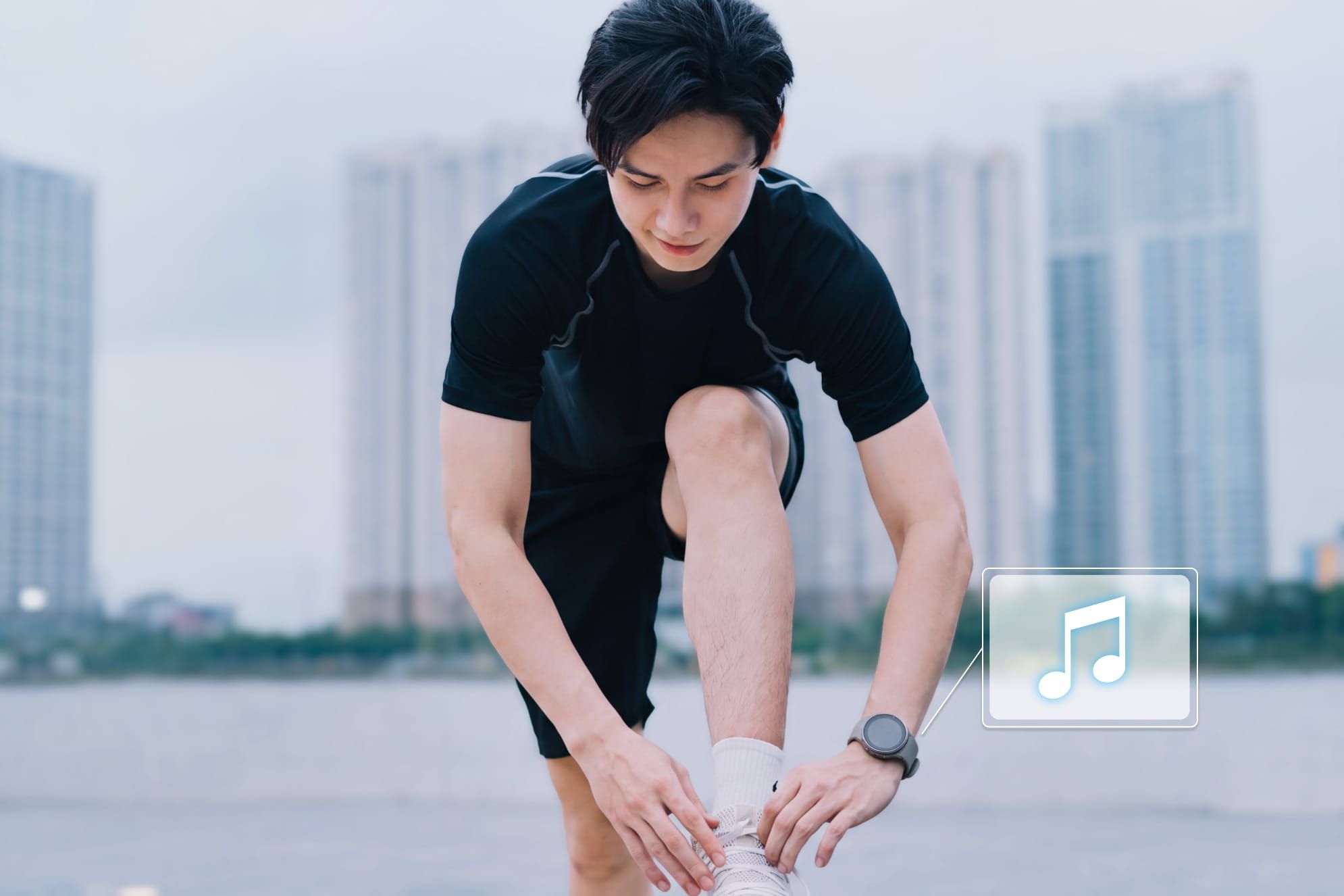スマートウォッチを身につけてランニングをする人