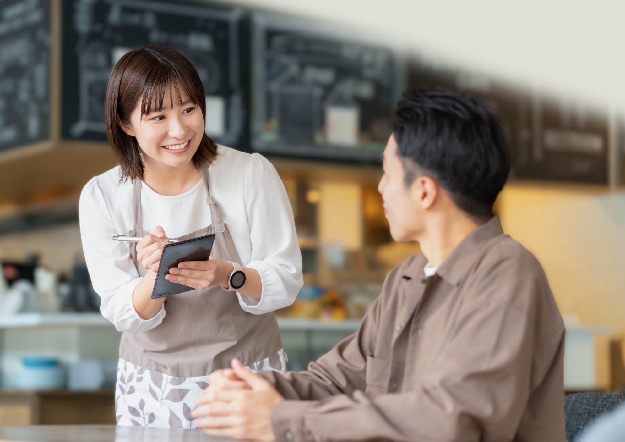 スマートウォッチを身につけながら仕事をしている女性