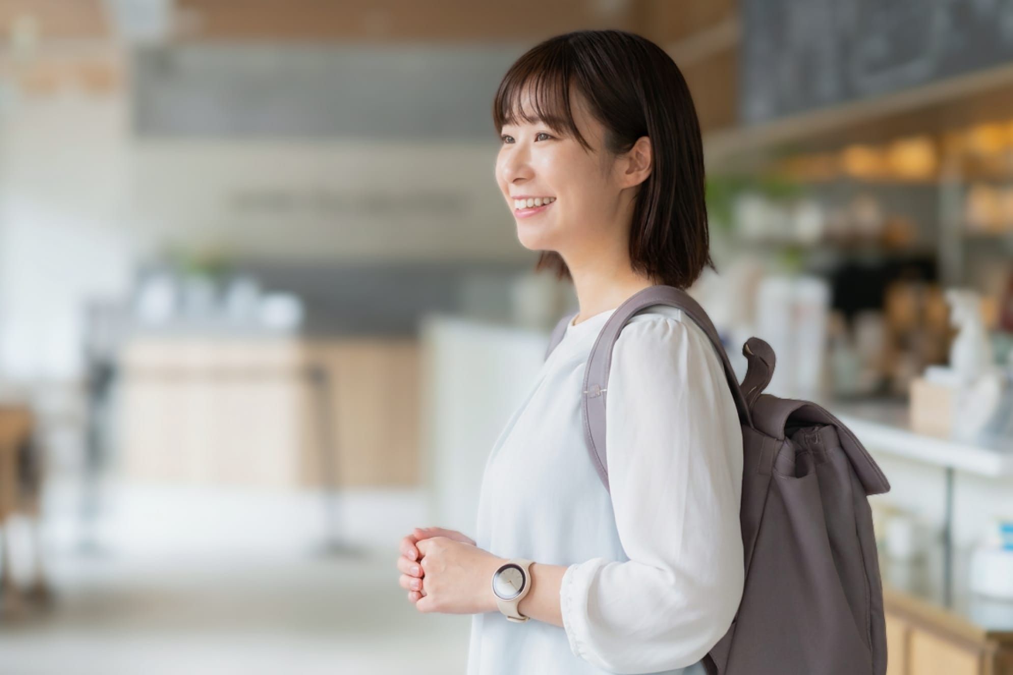 スマートウォッチを身につけて職場を後にする女性