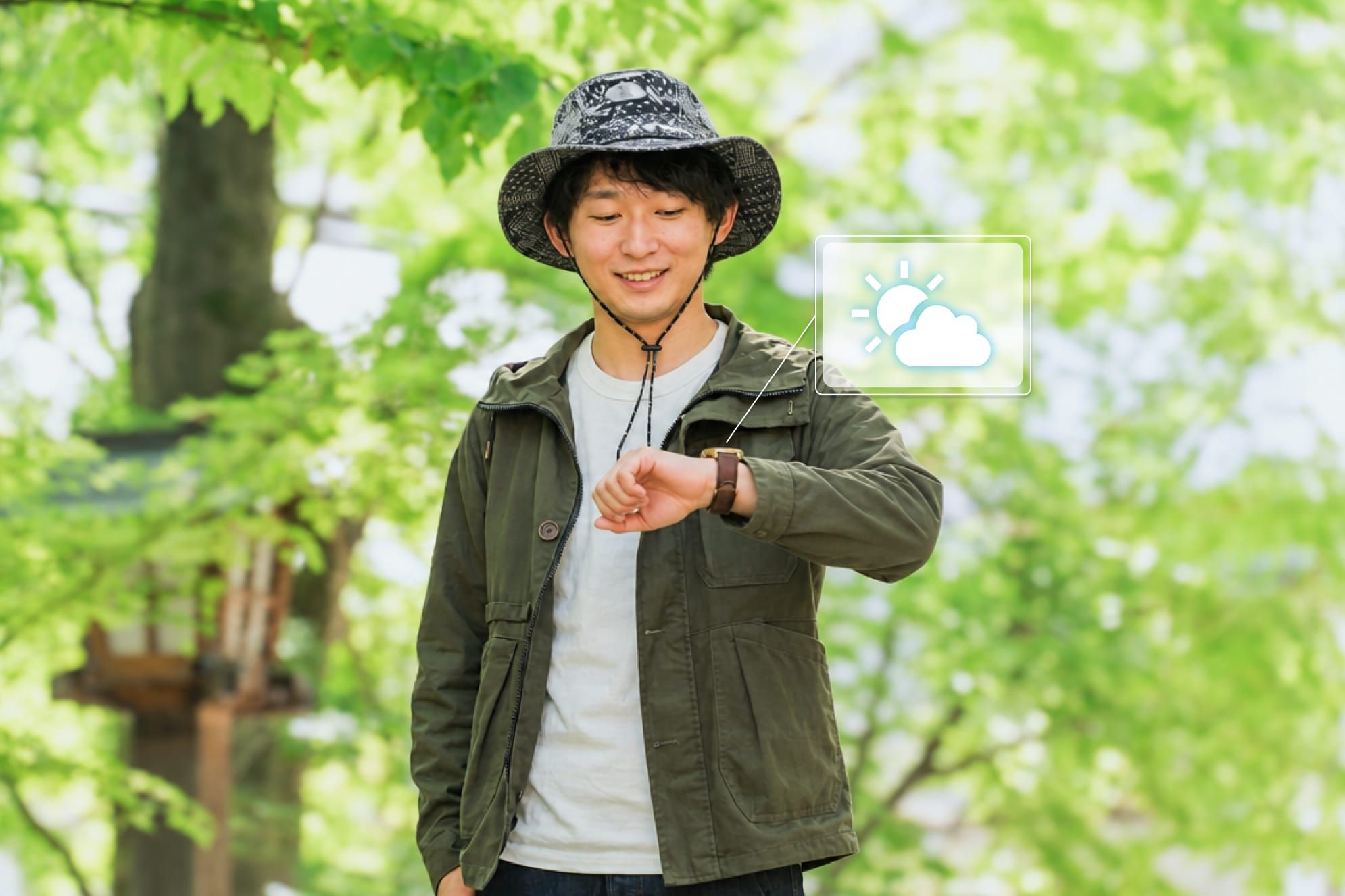 スマートウォッチを身につけてアウトドアを楽しむ人