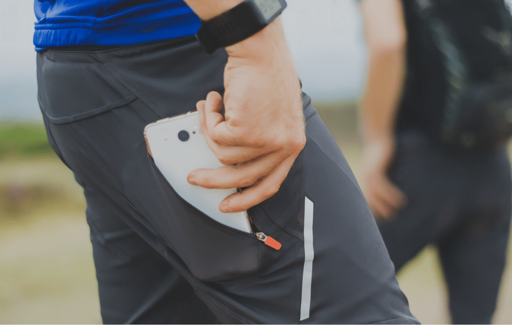 ランニング中にスマートフォンをポケットに入れている様子